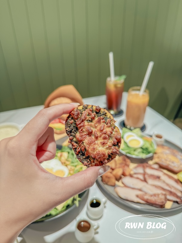 WHAT Brunch早午餐，焗烤青醬帕瑪森麵包