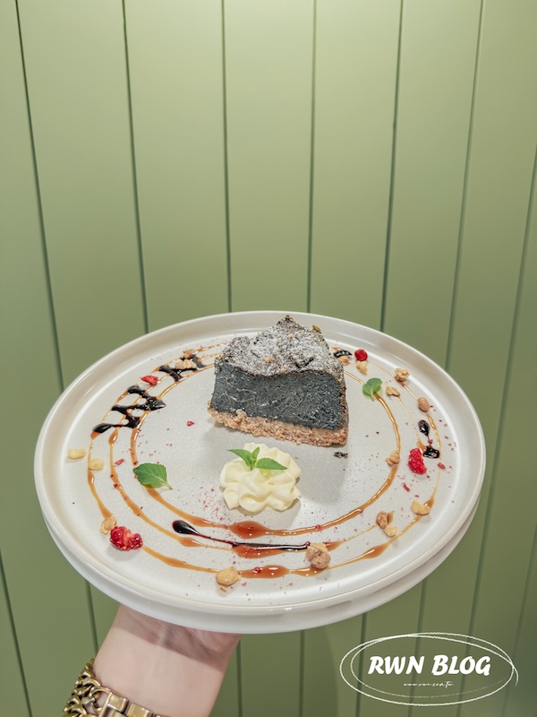 WhAT Brunch早午餐，黑芝麻巴斯克蛋糕