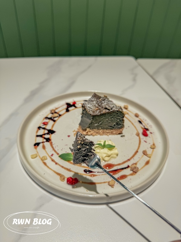 WhAT Brunch早午餐，黑芝麻巴斯克蛋糕